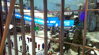 Ski Dubai - Die Leute haben Spaß im Schnee