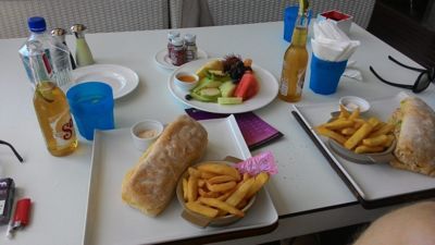 Clube de praia com gravidade zero - sanduíches de atum e abacate, prato de frutas frescas, cervejas de sol e água
