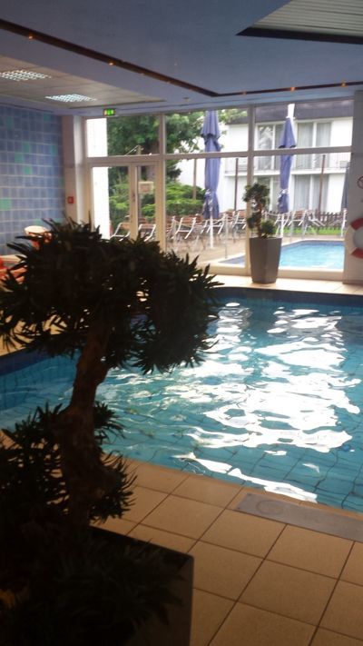Holiday Inn Dusseldorf Airport - Ratingen - Binnenshuise en buite swembaddens