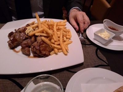 Julian's Bar & Grill - kentang goreng dan daging lembu