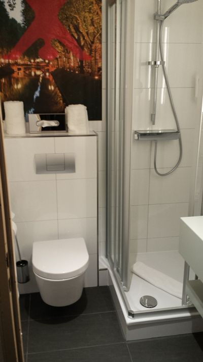 Mercure Hotel Duesseldorf Zentrum - Shower and toilets