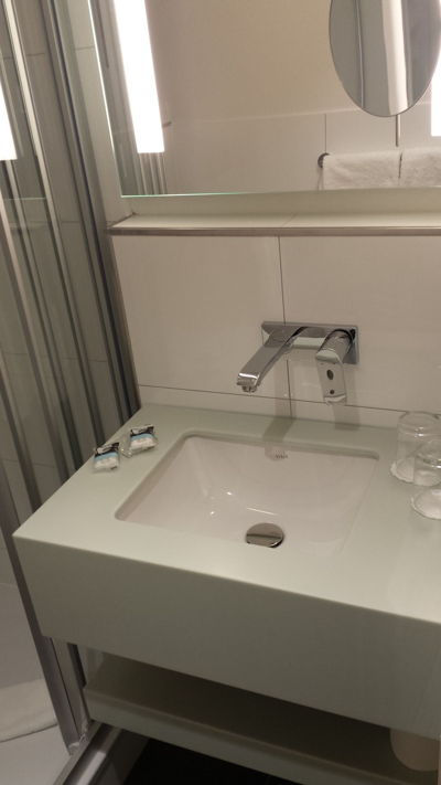 Mercure Hotel Duesseldorf Zentrum - Banyo lavabosu