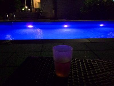 美居杜塞尔多夫诺伊斯酒店 - 在蓝色照亮的室外游泳池的酒杯