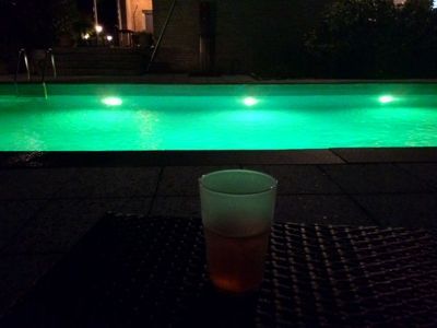 Mercure Hotel Duesseldorf Neuss - Wine glass by the outdoor pool illuminated in green
