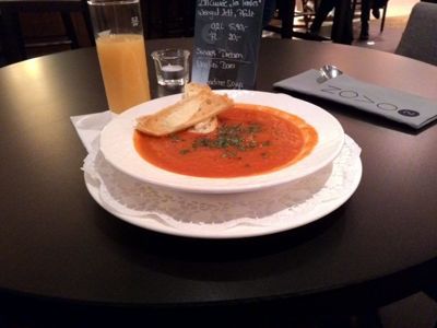 Hotel Novotel Duesseldorf City West -Seestern - restaurant tomat suppe og appelsinjuice