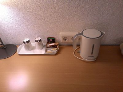Hotel Novotel Duesseldorf Şəhər West -Seestern - otaqda çay qaşığı və çay qəhvəsi