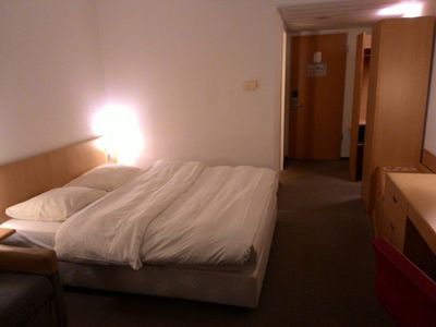 Hotel Novotel Duesseldorf City West -Sestern - कमरे का बिस्तर और लॉबी व्यू