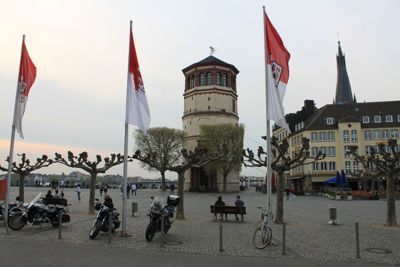 Orașul vechi Düsseldorf - Clădiri de-a lungul râului