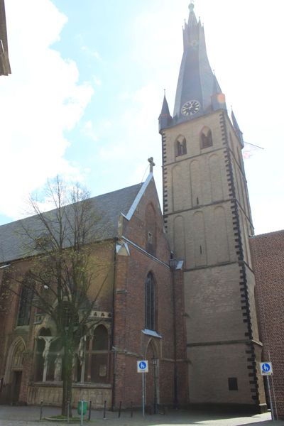 De oude stad van Düsseldorf - Kerk met een eigenaardige tip