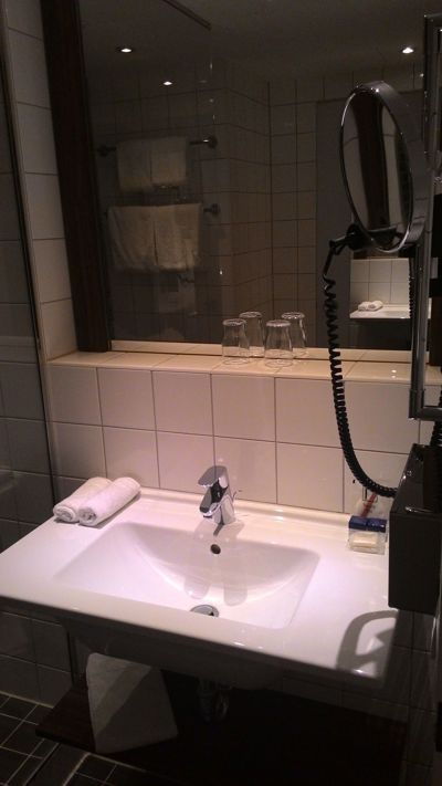 Park Inn by Radisson Düsseldorf Süd - Chậu rửa trong phòng tắm