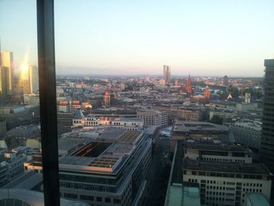 Φρανκφούρτη, γερμανικό και ευρωπαϊκό τραπεζικό κεφάλαιο - Θέα στην πόλη από ένα μπαρ στον τελευταίο όροφο