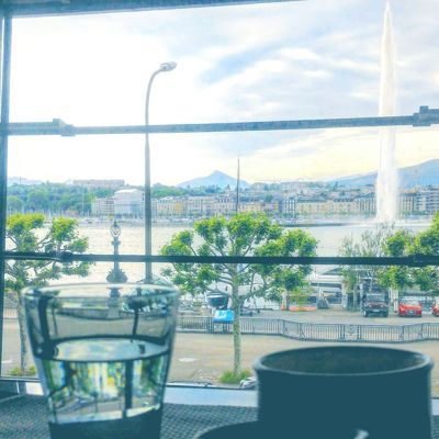 Grand Hotel Kempinski Geneva - Cafea cu vedere la lac în barul din hol