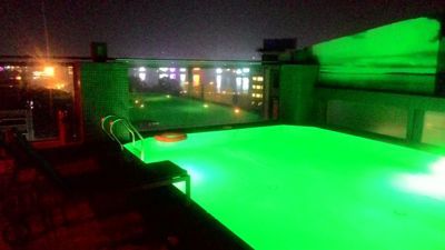 Country Inn & Suites By Carlson Goa Panjim - Rooftop pool om natten