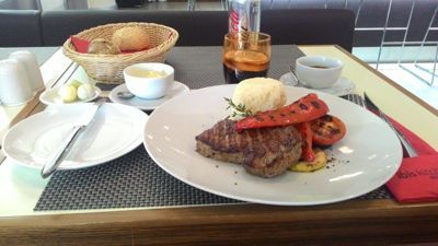 Mehmonxona Ibis Kiev - restoranda guruch va panjara sabzavotli biftek
