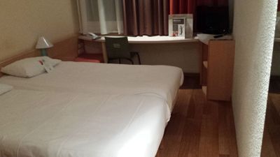 Hotel Ibis Kiev - Standard room bed
