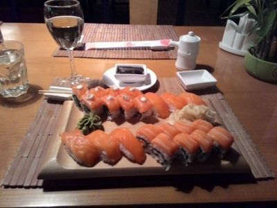 Murakami sushis - zalmfiliaal assortiment en wijn