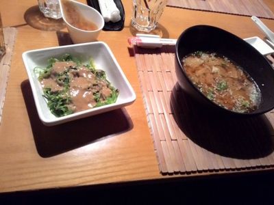 मुराकामी सुशी - एकपेशीय वनस्पती सॅलड आणि मिसो सूप