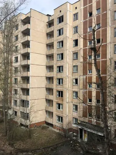 Turas lae Pripyat - cuairt a thabhairt ar chathair thréigthe tubaiste núicléach Chernobyl - Foirgneamh fágtha