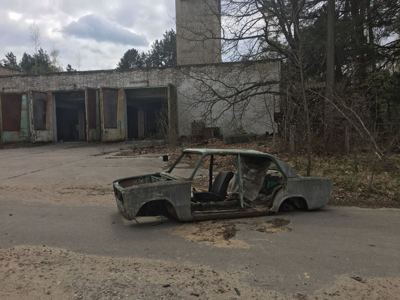 Pripyatの日ツアー - チェルノブイリ原子力災害の放棄された都市の訪問 - 腐敗している車
