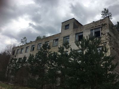 Pripyat eguneko txirrindula - Txernobilgo hondamendi nuklear abandonatuaren hiria bisitatzea - Eraikin abandonatua 