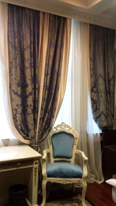 სამეფო სასტუმრო დე პარიზი - Fancy სკამები და ფარდები