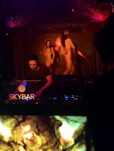 Skybar - scena principală, DJ și dansatori