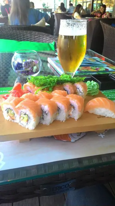 Sushiya sushisのレストラン - フィラデルフィアサーモンロールデラックスと海藻