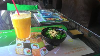 Restauracje sushi sushis - świeży sok pomarańczowy, sałatka z wodorostów z sosem orzechowym, na tarasie dla niepalących