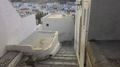 Akropolis Höhe - Treppen gehen vom Hügel hinunter