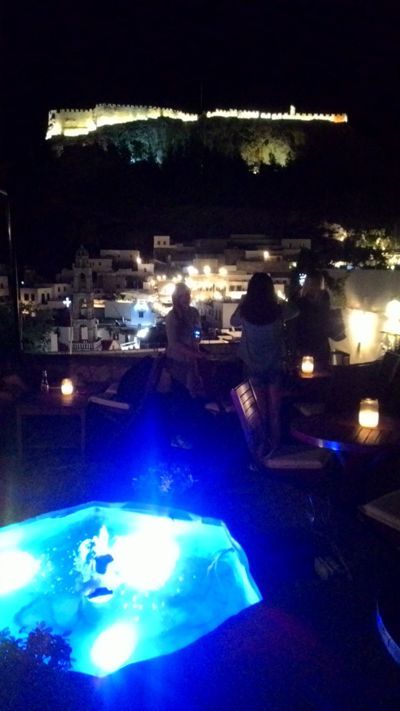 林多斯在夜间 - 喷泉和雅典卫城