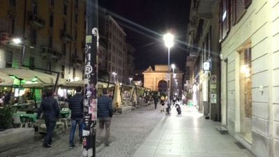 Restauranger i Corso Como - Titta ner på gatan till Porta Garibaldi