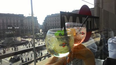 Duomo 21 βεράντα Martini - Χαζεύοντας με θέα στην πλατεία