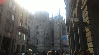 Katedrala Milan Duomo - Prikaz stražnje strane iz trgovačke ulice