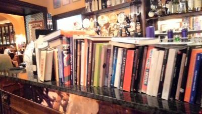 La Libera - Paparan buku di kaunter bar