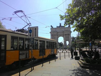 Milan, İtalya'nın moda başkenti - Tramvay ve anıtsal kapı