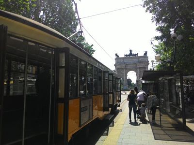 ミラノ、イタリアのファッション首都 - 路面電車とモニュメンタルゲート