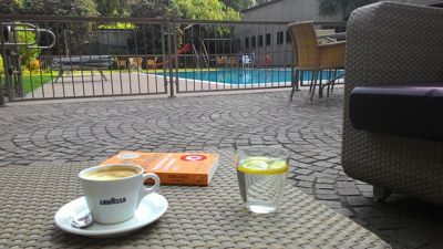 Hotel Novotel Milano Nord Ca Granda - Könyv olvasása a medencénél