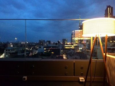 Milánó, Olaszország divatvárosa - Skyline kilátás a tetőtéri társalgóról
