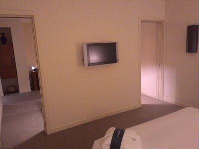 ラディソンブルホテルミラノ - スイート内のベッドから見たテレビ