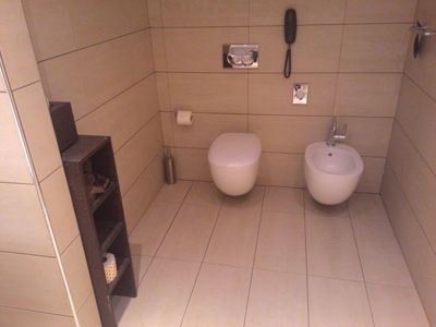 ラディソンブルホテルミラノ - スイートのバスルームにあるトイレ