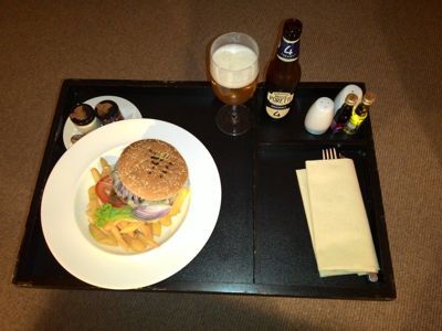 Radisson Blu Hotel Milan - Servicio de habitaciones hamburguesa y cerveza