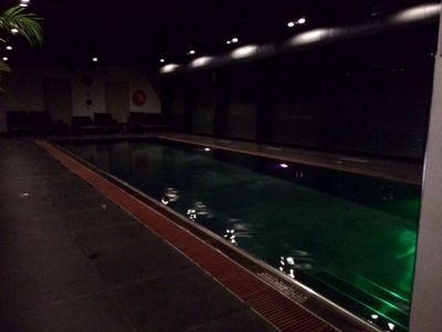 Radisson Blu Hotel Milan - Kryty basen w nocy