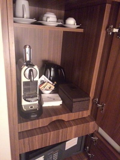 래디슨 블루 호텔 밀라노 - 스위트 룸 내 커피 및 차 용품