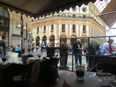 Restaurace Savini - Pohled na nákupní galerii z terasy