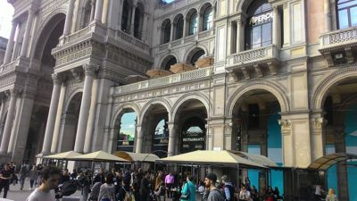 Terrazza Aperol - Pemandangan luar dari Piazza Duomo