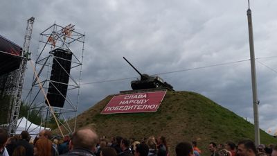 Tankai diena Minskas - Tankas šalia koncerto stadijos