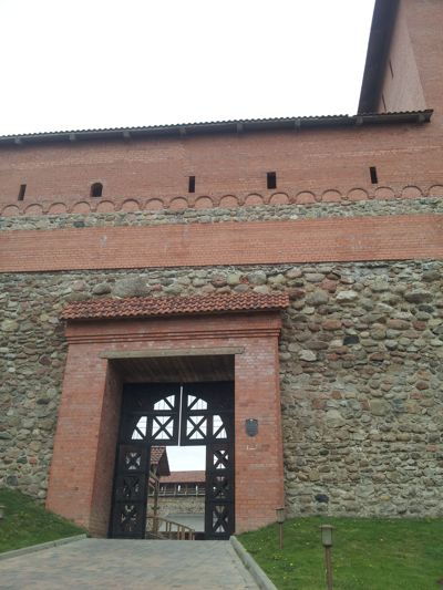 ერთდღიანი ტური ეწვევა მე -13 საუკუნის ლიდას ციხეს - ლიდას სასახლის მთავარი კარი