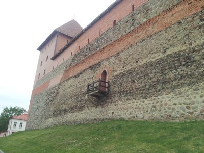 Excursão de um dia para visitar o castelo de Lida, do século XIII - Opinião exterior do castelo de Lida em fortificações