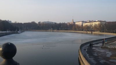 ミンスク、ベラルーシの首都 - 凍った川