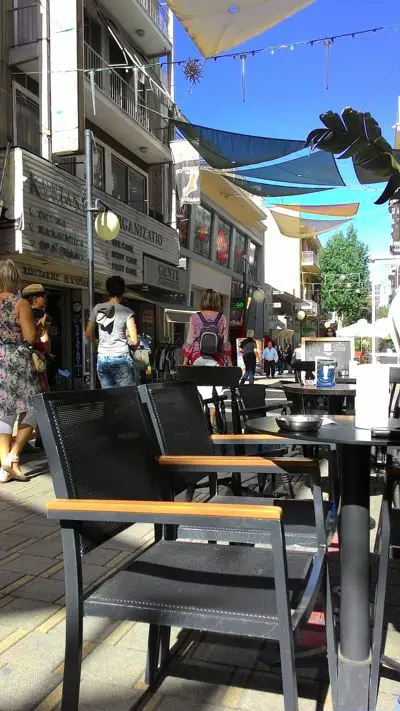 D 'avilla cafe - Udsigt på hovedgaden fra terrassen